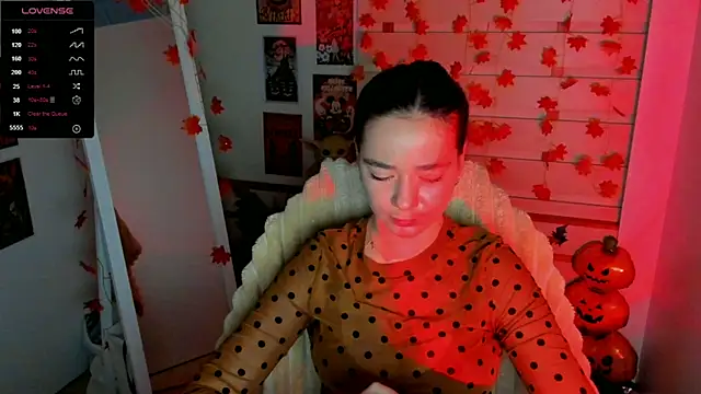 Snapshot of Bella_XO chatting on 11.10.25 Bella XO online show from 11.10.25