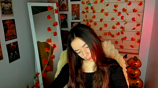 Snapshot of Bella_XO chatting on 11.23.25 Bella XO online show from 11.23.25