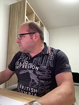 coupleLatinaLovers online show from 10.23.25