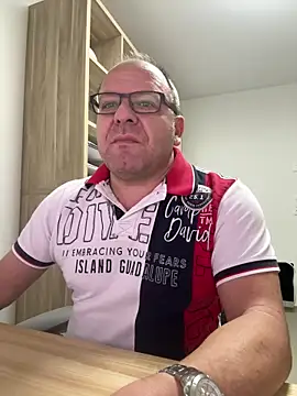 coupleLatinaLovers online show from 11.17.25