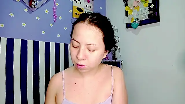Snapshot of PetiteIvoryQueen19 chatting on 06.05.26 PetiteIvoryQueen19 online show from 06.05.26