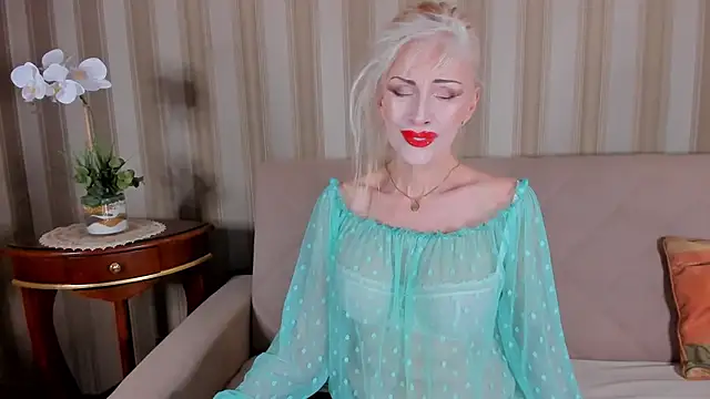 Snapshot of Rita_Farel chatting on 02.05.25 Rita Farel online show from 02.05.25