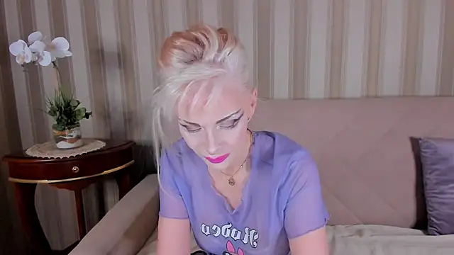 Snapshot of Rita_Farel chatting on 03.13.25 Rita Farel online show from 03.13.25
