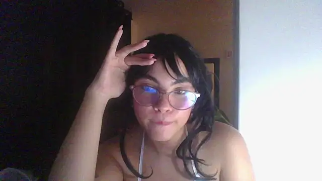 Snapshot of Kiri_Cutee chatting on 02.14.25 Kiri Cutee online show from 02.14.25