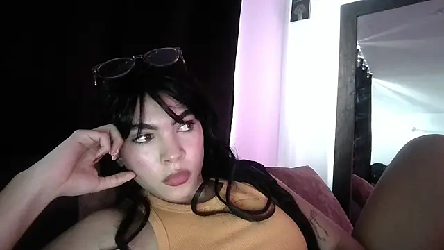 Snapshot of Kiri_Cutee chatting on 03.18.25 Kiri Cutee online show from 03.18.25