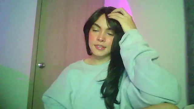 Snapshot of Kiri_Cutee chatting on 10.10.25 Kiri Cutee online show from 10.10.25