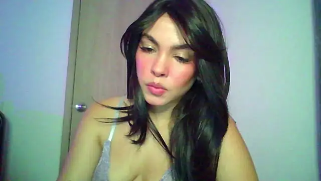 Snapshot of Kiri_Cutee chatting on 10.24.25 Kiri Cutee online show from 10.24.25