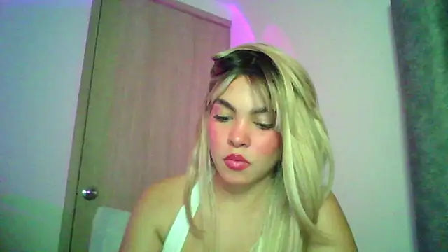 Snapshot of Kiri_Cutee chatting on 11.11.25 Kiri Cutee online show from 11.11.25