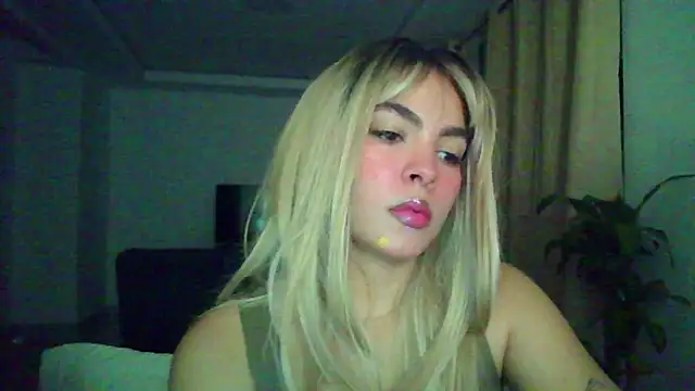 Snapshot of Kiri_Cutee chatting on 11.29.25 Kiri Cutee online show from 11.29.25
