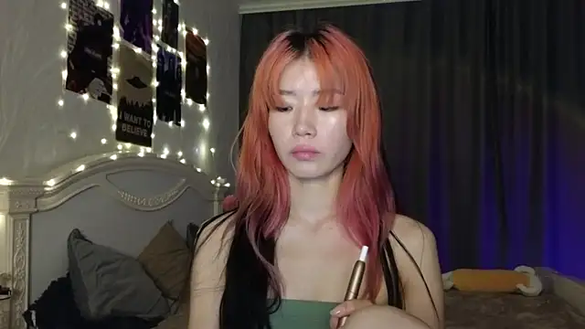 Snapshot of E_v_E_ chatting on 01.30.25 E v E online show from 01.30.25