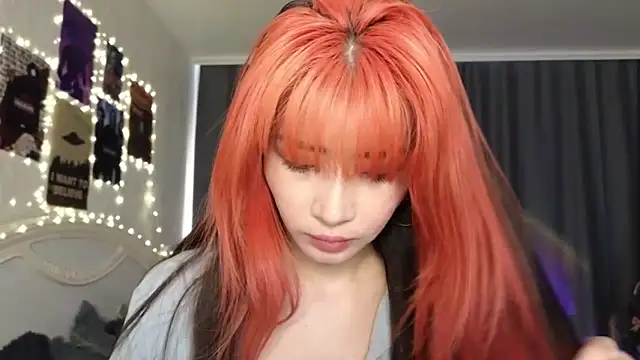 Snapshot of E_v_E_ chatting on 02.18.25 E v E online show from 02.18.25