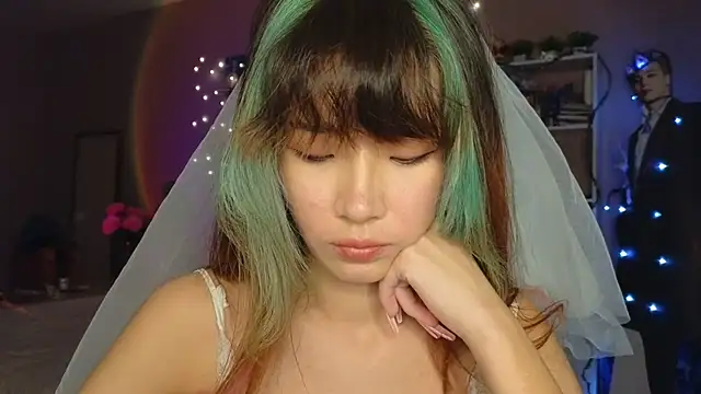 Snapshot of E_v_E_ chatting on 11.03.25 E v E online show from 11.03.25