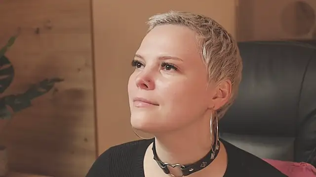 LikaBerry1 online show from 11.18.25