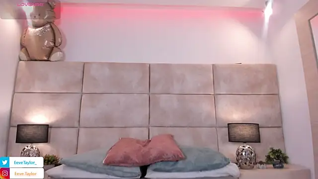 Snapshot of Eevee_Taylor chatting on 11.25.25 Eevee Taylor online show from 11.25.25