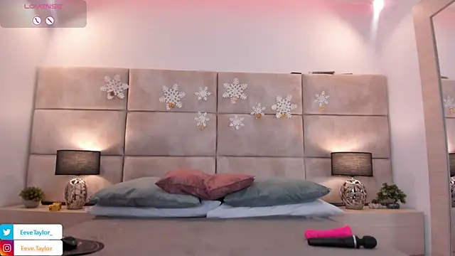 Snapshot of Eevee_Taylor chatting on 12.23.25 Eevee Taylor online show from 12.23.25