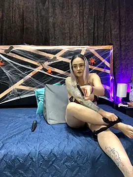 Snapshot of tiffanyandClark chatting on 10.28.25 tiffanyandClark online show from 10.28.25