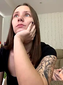 Snapshot of HotCaramellsTV chatting on 09.17.25 HotCaramellsTV online show from 09.17.25