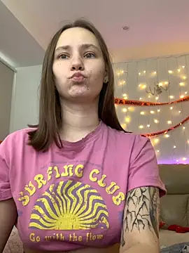 Snapshot of HotCaramellsTV chatting on 10.22.25 HotCaramellsTV online show from 10.22.25