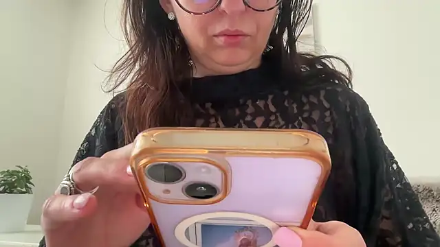 Snapshot of Serena_4you chatting on 11.04.25 Serena 4you online show from 11.04.25