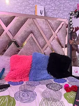 Snapshot of sarawiliamx chatting on 12.15.25 sarawiliamx online show from 12.15.25