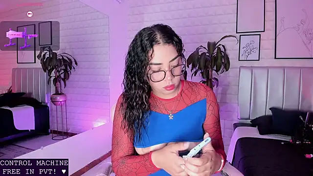 Snapshot of Lizzie-Evans chatting on 05.28.26 Lizzie-Evans online show from 05.28.26