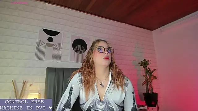 Snapshot of Lizzie-Evans chatting on 07.28.26 Lizzie-Evans online show from 07.28.26