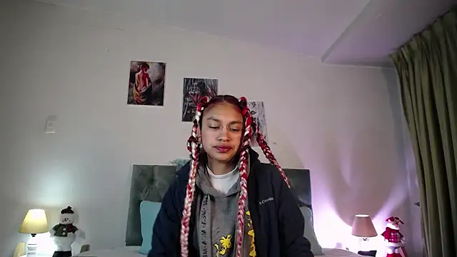 Snapshot of Kat_cute_ chatting on 12.20.24 Kat cute  online show from 12.20.24