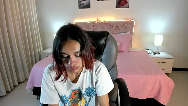 Snapshot of Kat_cute_ chatting on 09.24.25 Kat cute  online show from 09.24.25