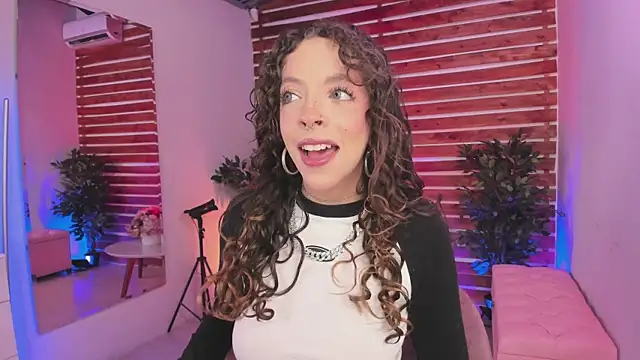 Sapphire Venuss online show from 10.04.25