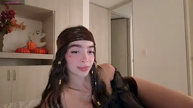 Snapshot of Siny_Moore chatting on 10.28.25 Siny Moore online show from 10.28.25