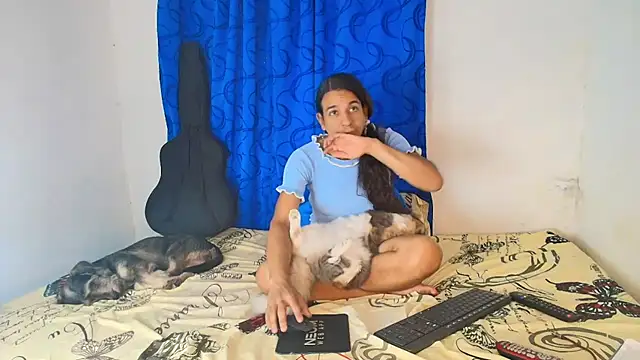 Snapshot of Oh_Tique chatting on 11.25.25 Oh Tique online show from 11.25.25