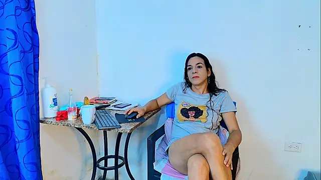 Snapshot of Oh_Tique chatting on 01.08.26 Oh Tique online show from 01.08.26