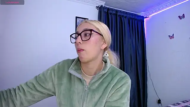 Snapshot of Soffy-brooks chatting on 04.16.26 Soffy-brooks online show from 04.16.26