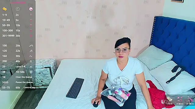 Snapshot of hotlatinateacher chatting on 02.18.25 hotlatinateacher online show from 02.18.25