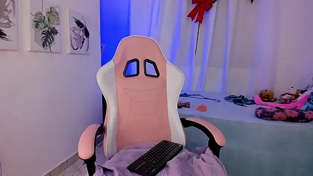 Snapshot of Lia_Petite1 chatting on 03.07.25 Lia Petite1 online show from 03.07.25