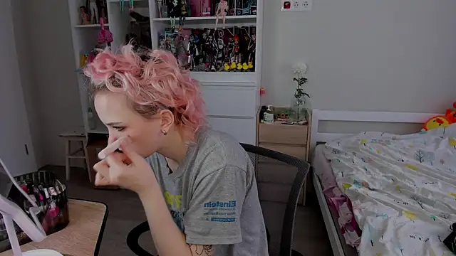 Snapshot of School_Love chatting on 11.21.25 School Love online show from 11.21.25