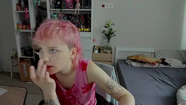 Snapshot of School_Love chatting on 12.17.25 School Love online show from 12.17.25