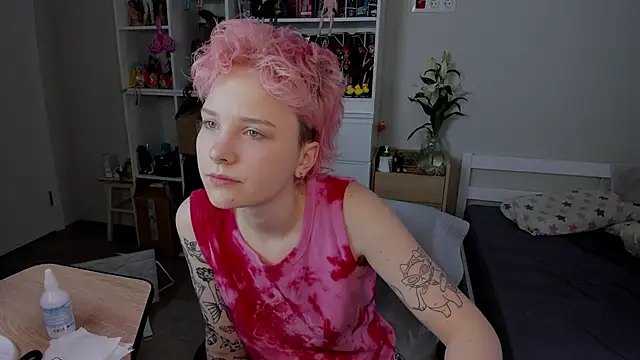 Snapshot of School_Love chatting on 12.18.25 School Love online show from 12.18.25