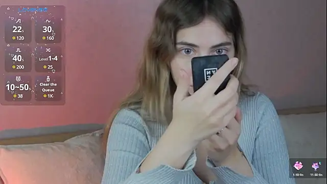 Snapshot of chloi_hes chatting on 12.08.24 chloi hes online show from 12.08.24