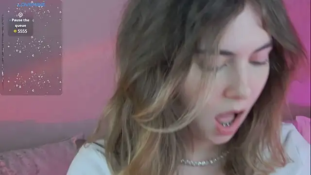 Snapshot of chloi_hes chatting on 12.25.24 chloi hes online show from 12.25.24