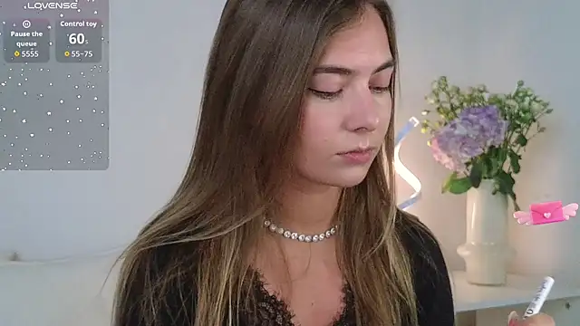 Snapshot of chloi_hes chatting on 10.11.25 chloi hes online show from 10.11.25