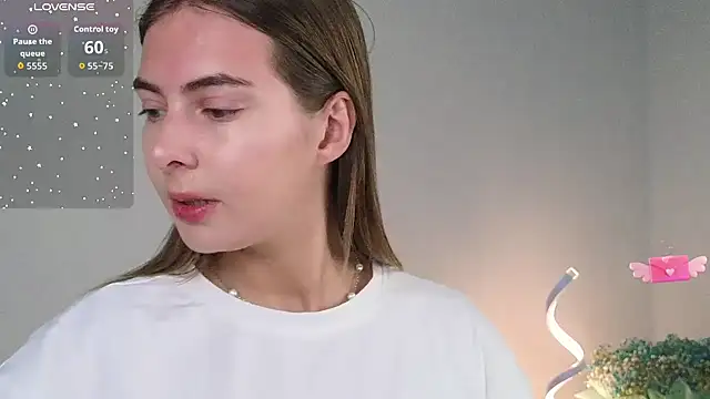 Snapshot of chloi_hes chatting on 10.22.25 chloi hes online show from 10.22.25