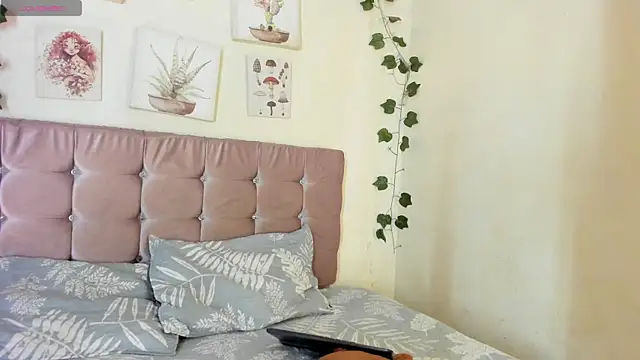 Snapshot of sara_sophieee chatting on 03.05.25 sara sophieee online show from 03.05.25