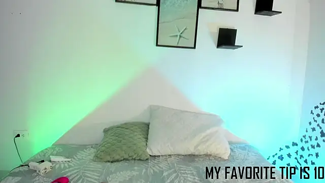 Snapshot of sara_sophieee chatting on 09.27.25 sara sophieee online show from 09.27.25