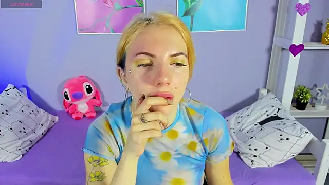 Snapshot of AnneTenet chatting on 12.04.24 AnneTenet online show from 12.04.24