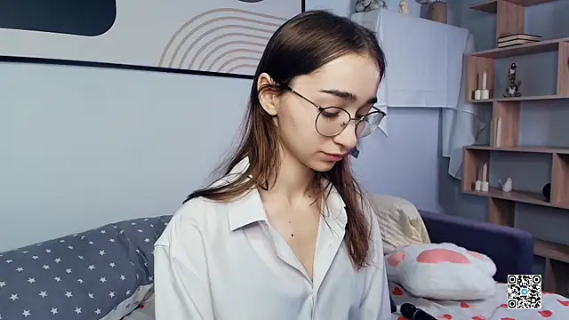 PollyBeev online show from 10.25.25