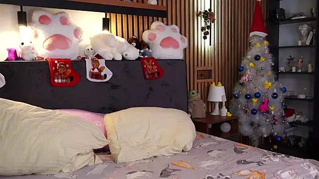 PollyBeev online show from 12.20.25