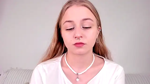 MiaMews online show from 02.14.26