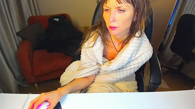 Snapshot of Elizabe_th chatting on 01.22.25 Elizabe th online show from 01.22.25