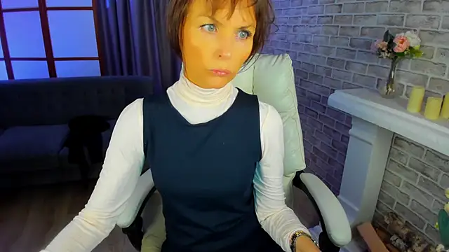 Snapshot of Elizabe_th chatting on 02.13.25 Elizabe th online show from 02.13.25